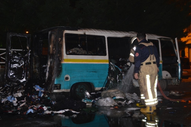 Esenler’de İçi Tekstil Malzemesi Dolu Minibüs Alev Alev Yandı