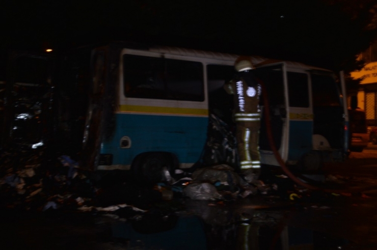 Esenler’de İçi Tekstil Malzemesi Dolu Minibüs Alev Alev Yandı