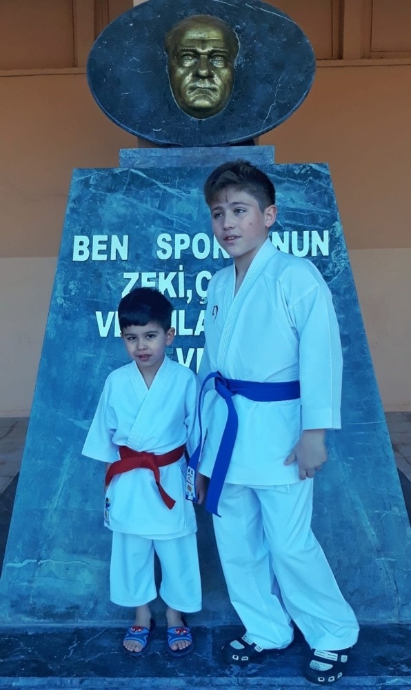 Karateci Kardeşler Madalyaları Topladı