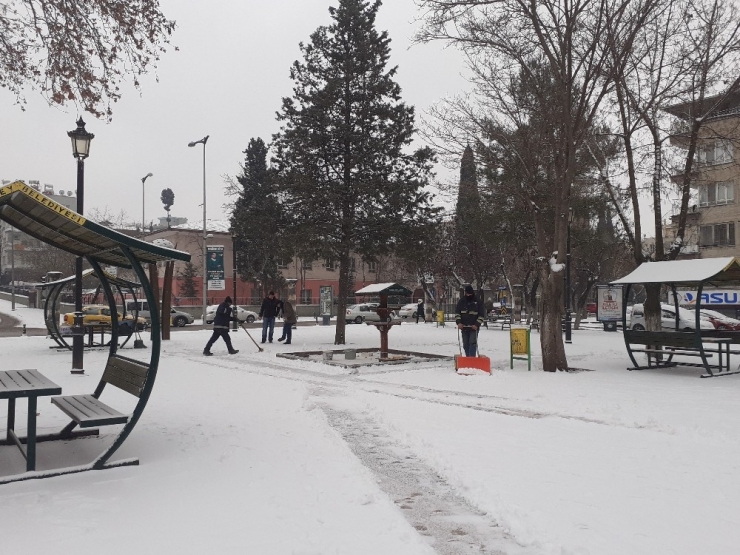 Gaziantep’te Kar Zor Anlar Yaşatıyor