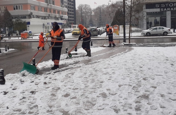 Gaziantep’te Kar Zor Anlar Yaşatıyor