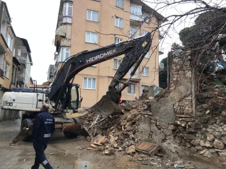 Gemlik Belediyesi’nden Metrûk Bina Temizliği