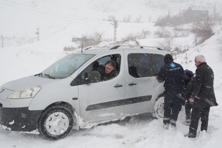 Belediye Ekipleri Yolda Mahsur Kalanları Kurtardı