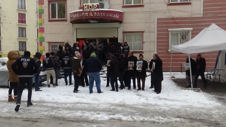 Hdp Önündeki Ailelerin Evlat Nöbeti 164’üncü Gününde