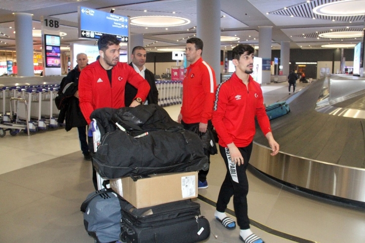 Avrupa Şampiyonasını Üçüncü Tamamlayan Milli Güreşçiler Yurda Döndü
