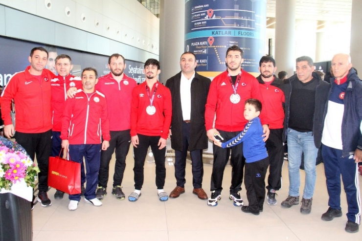 Avrupa Şampiyonasını Üçüncü Tamamlayan Milli Güreşçiler Yurda Döndü
