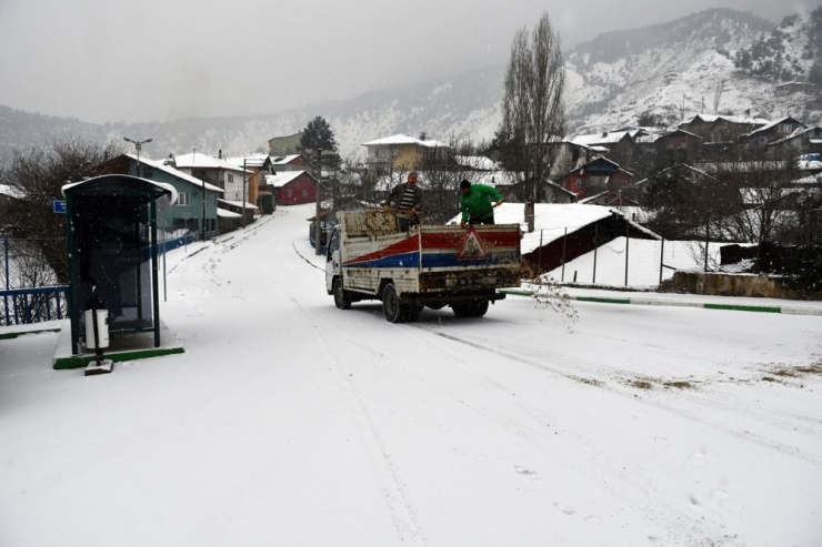 Belediye Ekipleri Kar Küreme Ve Tuzlama Çalışmalarını Yaptı