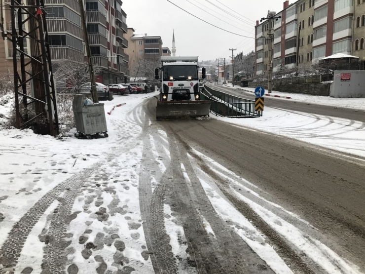 Belediye Ekipleri Kar Küreme Ve Tuzlama Çalışmalarını Yaptı