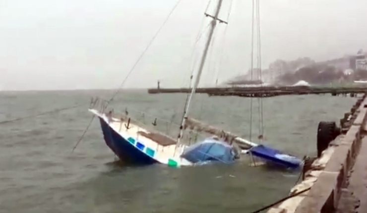 Kırım’daki Fırtınada Karadeniz Kıyısındaki Tekneler Battı