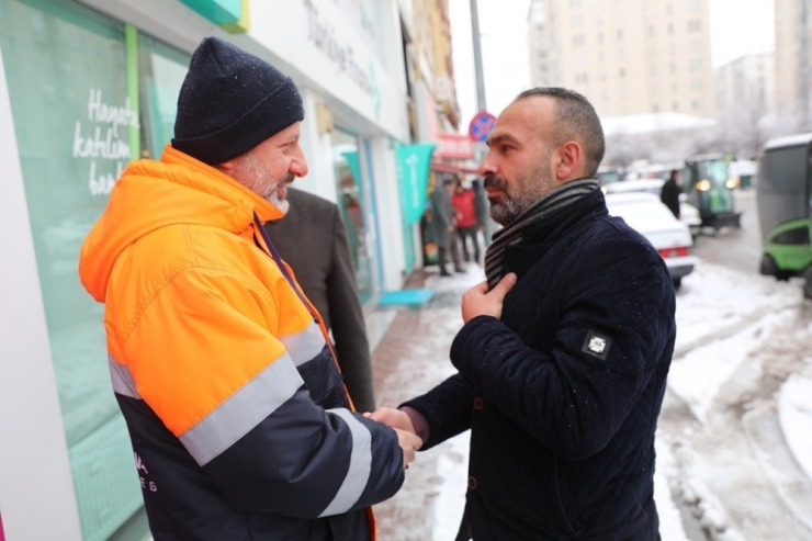 Başkan Çolakbayrakdar, Kar Temizleme Çalışmalarını İnceledi