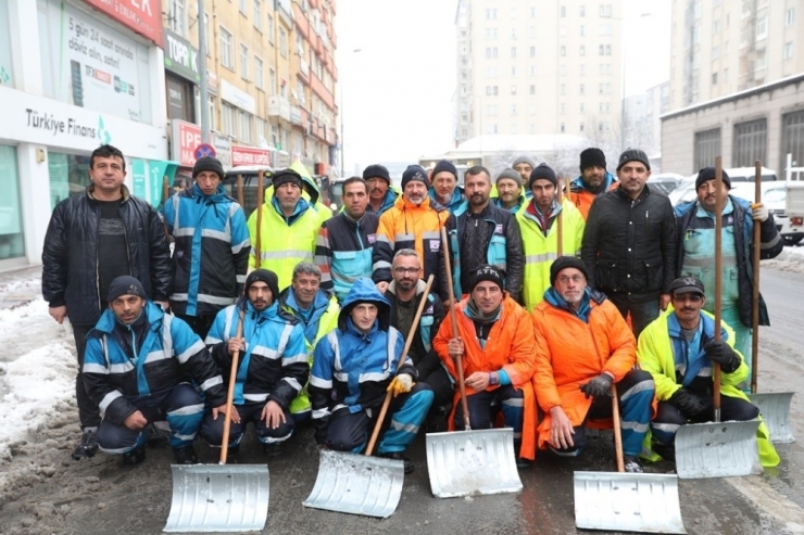 Başkan Çolakbayrakdar, Kar Temizleme Çalışmalarını İnceledi