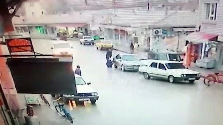 Savrulan Kamyonet, Yakıt Dolduran 2 Kişiye Çarptı