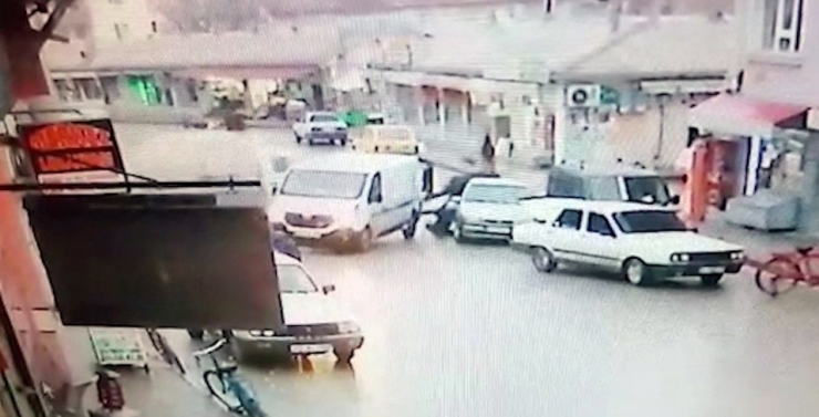 Savrulan Kamyonet, Yakıt Dolduran 2 Kişiye Çarptı