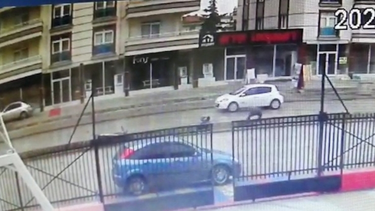 Motosiklet Islak Zeminde Savruldu: 2 Yaralı