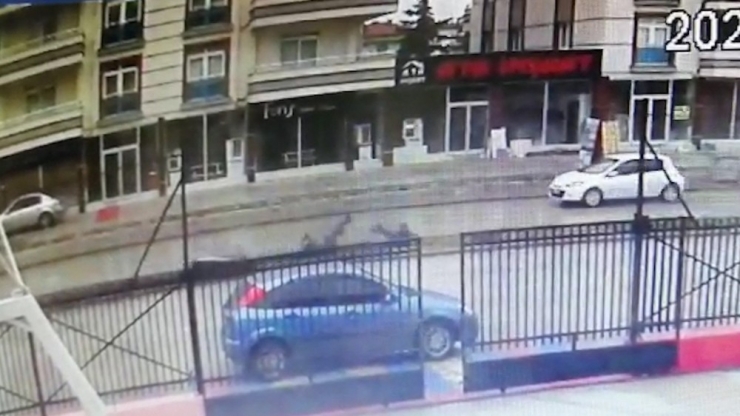 Motosiklet Islak Zeminde Savruldu: 2 Yaralı