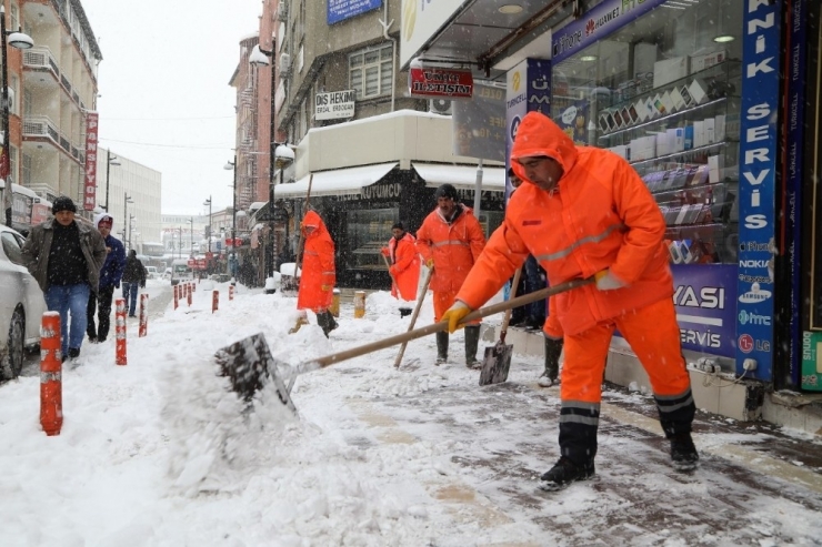 Karda Mahsur Kalan Vatandaşlara Kumanya Dağıtıldı