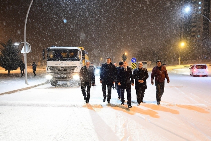 Yeşilyurt’ta Karla Mücadele Çalışmaları Sürüyor