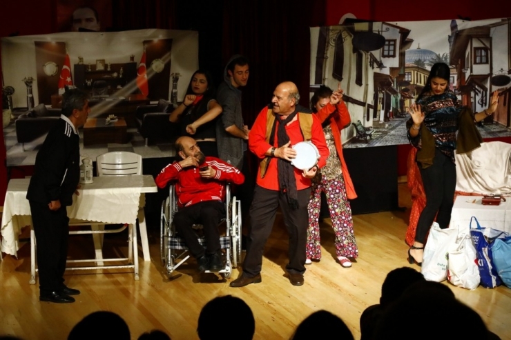 “Tiyatro Cepte” Ekibi İle Neşeli Anlar