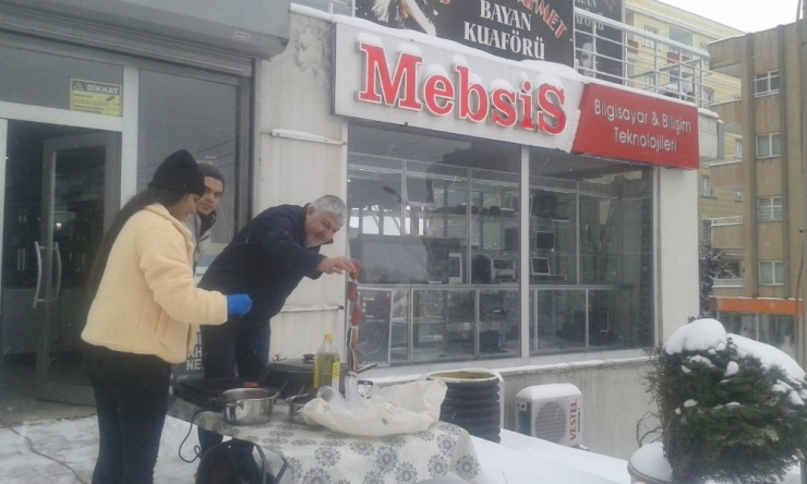 Kar Altında Kurulan Mangalda Sucuk Ve Köfte Keyfi