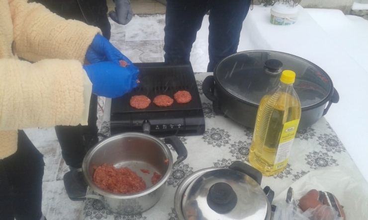 Kar Altında Kurulan Mangalda Sucuk Ve Köfte Keyfi