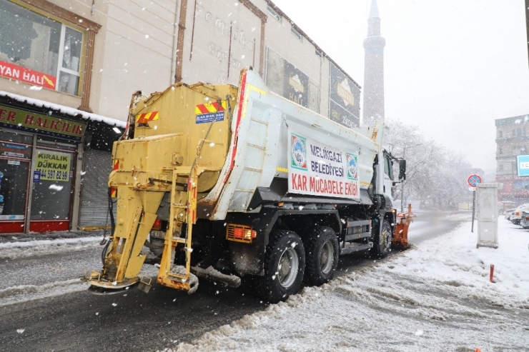 Melikgazi’de Karla Mücadele Devam Ediyor