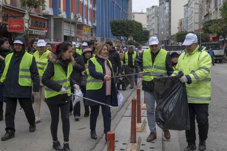 İstiklal Caddesinden Tren Garına Kadar Çöp Topladılar