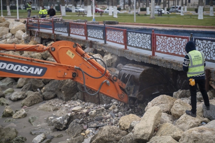 Taşkında Denize Sürüklenen Sahildeki Kayalar Yerlerine Yerleştiriliyor