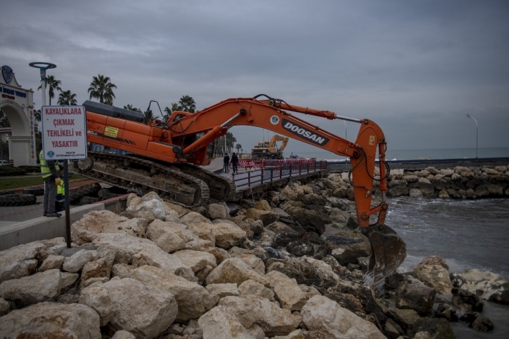 Taşkında Denize Sürüklenen Sahildeki Kayalar Yerlerine Yerleştiriliyor