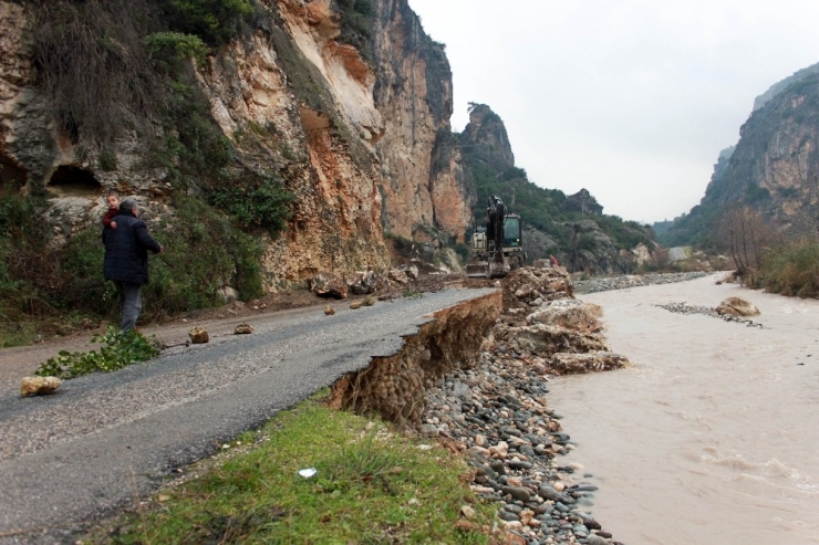 Selden Çöken, Heyelandan Kapanan Yol Kısmen Açıldı