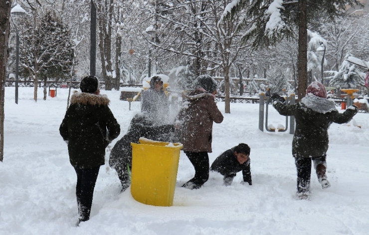 Malatya Kent Merkezine Yıllar Sonra Yağan Yoğun Kar Sevinçle Karşılandı