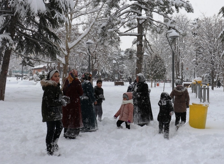 Malatya Kent Merkezine Yıllar Sonra Yağan Yoğun Kar Sevinçle Karşılandı
