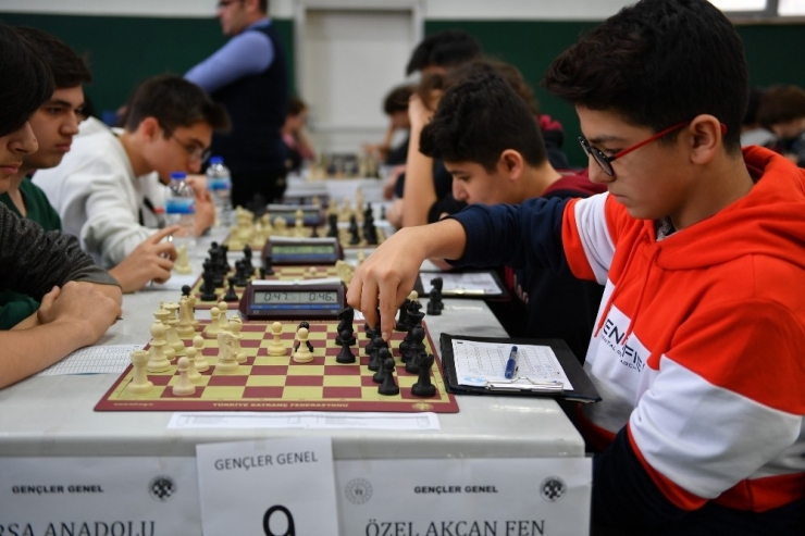 Genç Santranççılar Kupalarını Aldı