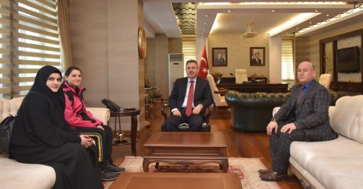 Özel Sporcu Reşan Çetrez, Vali Elban’ı Ziyaret Etti