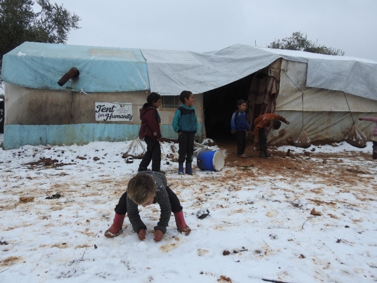 İdlib’den Kaçan Suriyeliler Kar Ve Soğukla Mücadele Ediyor