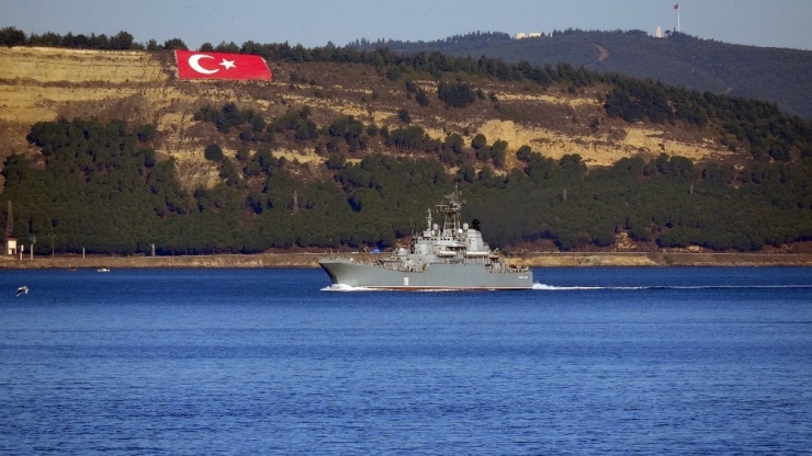 Rus Savaş Gemisi ’Caesar Kunikov’ Çanakkale Boğazı’ndan Geçti