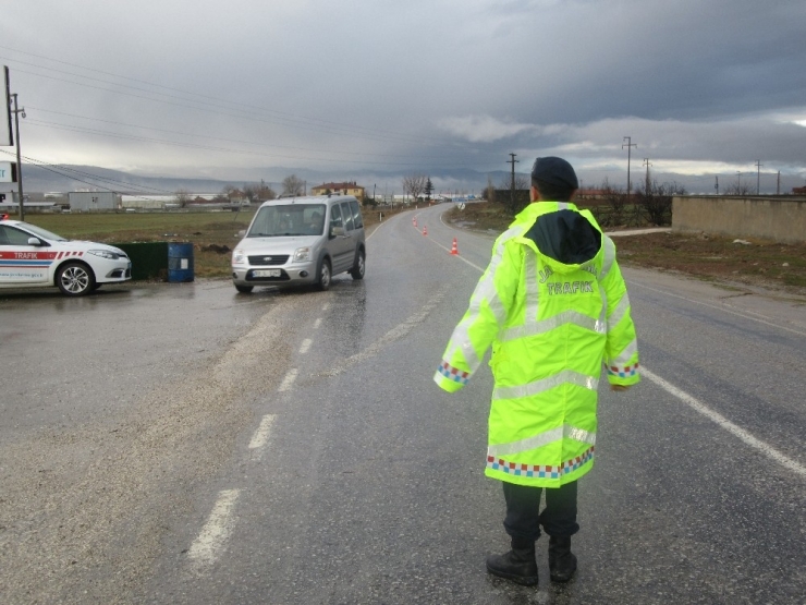 Sandıklı Jandarma Ekiplerinden Cep Telefonu Ve Emniyet Kemeri Denetimi