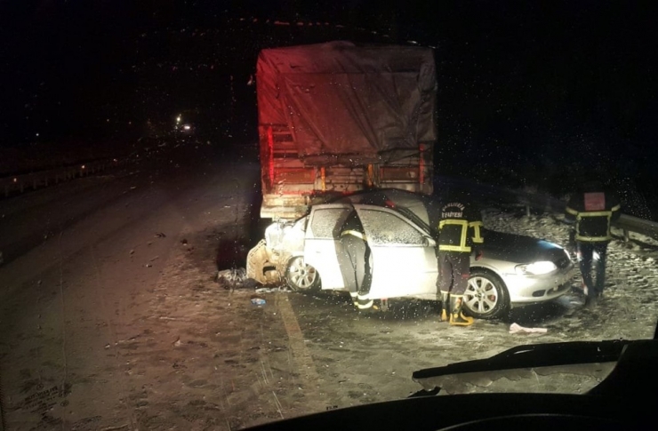 Kar Beraberinde Kazayı Da Getirdi: 3 Ölü, 1 Yaralı