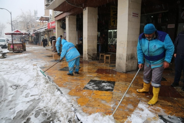 Şanlıurfa’da Ekiplerin Kar Nöbeti Devam Ediyor