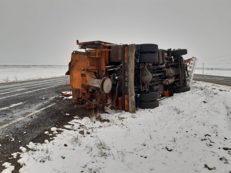 Şanlıurfa’da Kar Küreme Aracı Devrildi