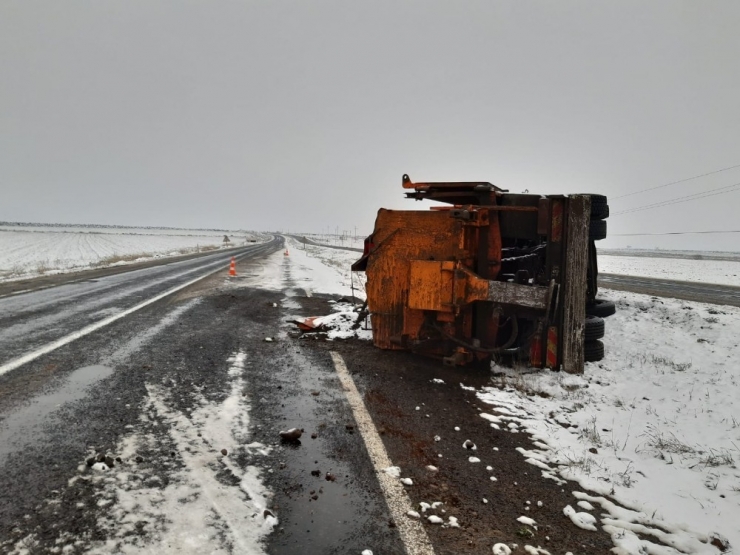 Şanlıurfa’da Kar Küreme Aracı Devrildi