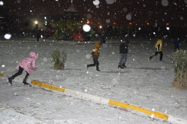 Öğrenciler Kar Yağışının Ve Tatilin Tadını Çıkardı