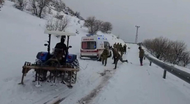 Hasta Almaya Giden Ambulans Kara Saplandı, Yardımına Mehmetçik Ve Köylüler Yetişti