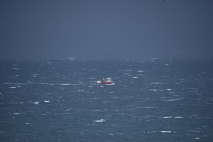 Fırtınaya Yakalanan Balıkçı Gemisinin Zor Anları