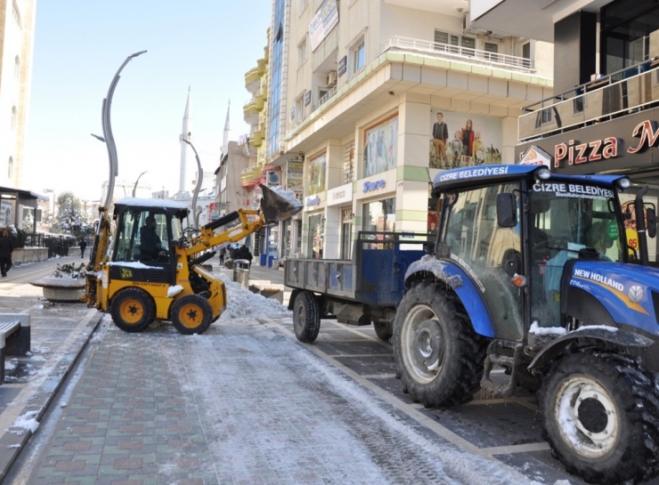 Cizre Belediyesi Buzlanmaya Karşı Tuzlama Çalışması Başlattı