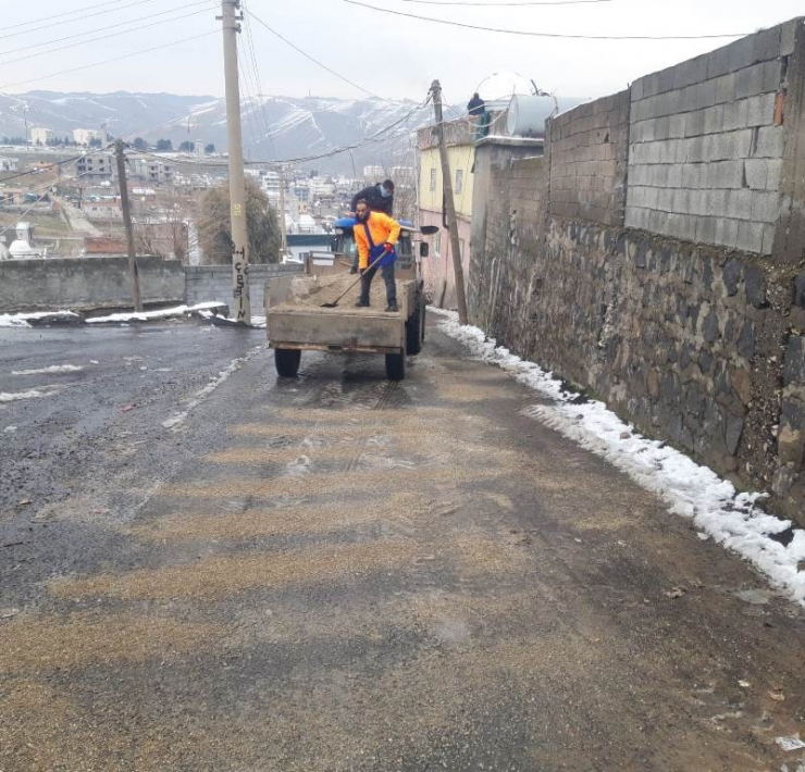 Cizre Belediyesi Buzlanmaya Karşı Tuzlama Çalışması Başlattı