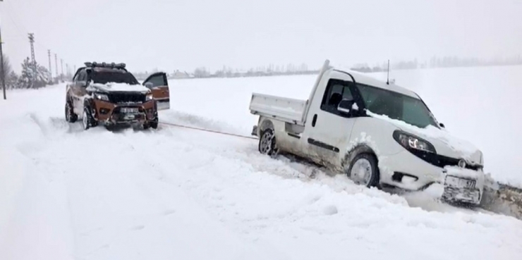 Yolda Kalan Araçların Yardımına Off-road Araçları Yetişti