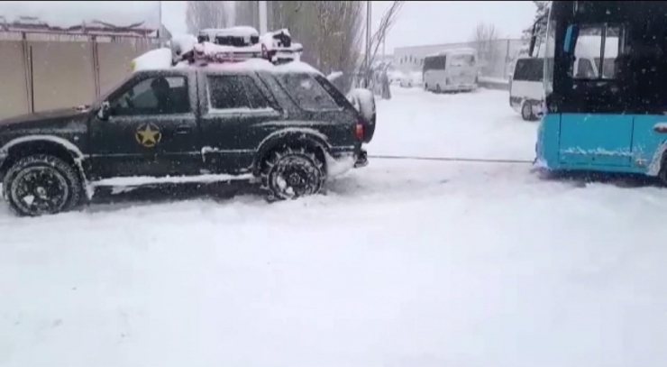 Yolda Kalan Araçların Yardımına Off-road Araçları Yetişti