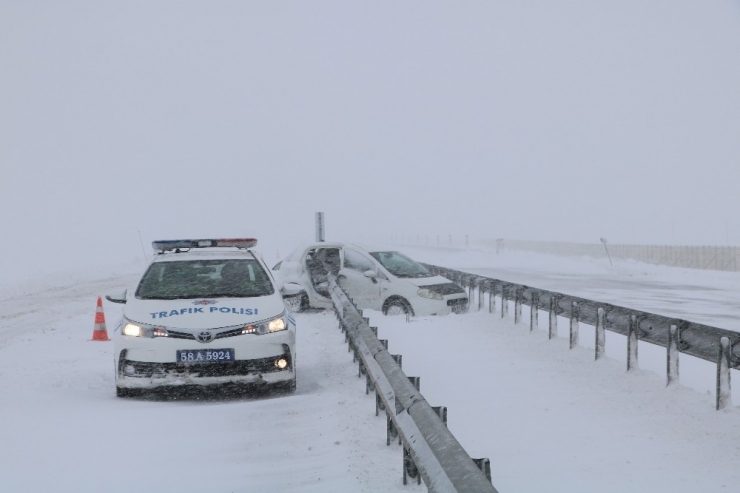 Otomobil Bariyerlere Saplandı: 1 Ölü, 3 Yaralı