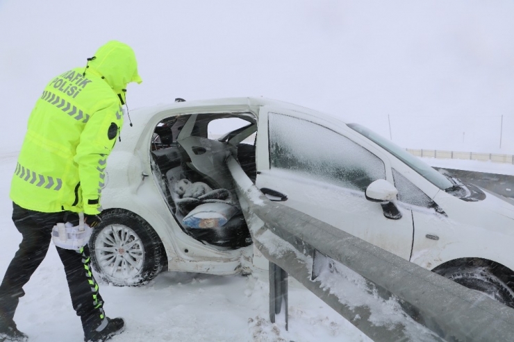 Otomobil Bariyerlere Saplandı: 1 Ölü, 3 Yaralı