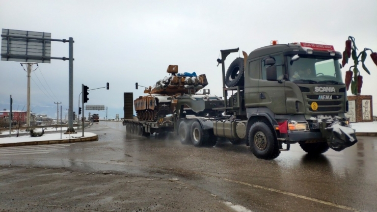 Suriye Sınırına Tank Ve Obüs Sevkıyatı